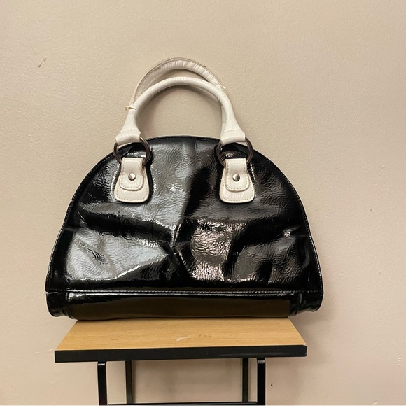 Vintage Y2K Faux Patent Leather Black & White Handbag w Oversized Toggle Pocket - Picture 6 of 16